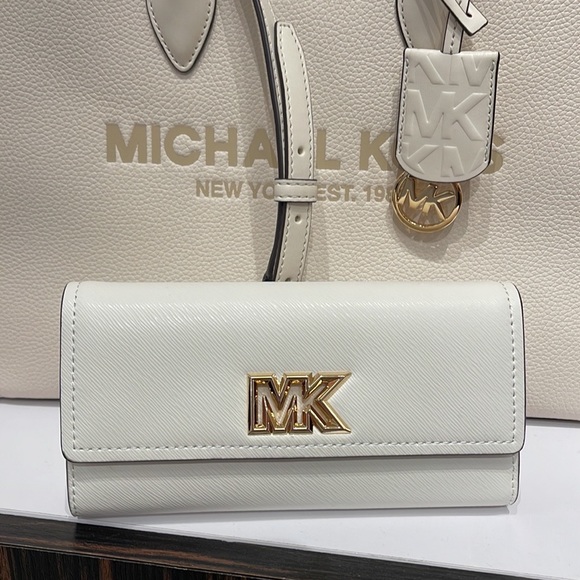 Michael Kors Mimi Large Saffiano Leather Bi-Fold Continental Wallet
Optic White - Picture 9 of 16